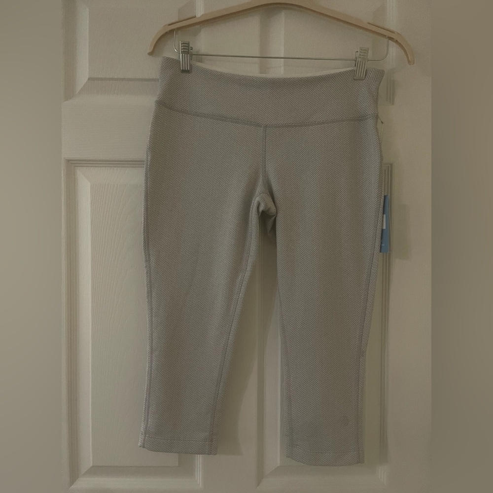 Workout cropped Leggings Gray and White Chevron Pattern by MPG  NWT